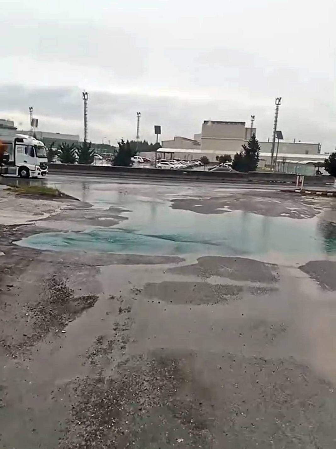 O kentte korkutan anlar: Rögardan mavi renkli su fışkırdı! AFAD ekipleri 'Acil' koduyla bölgeye intikal etti 5